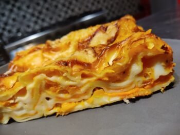 Lasagnes d'aubergines, tomates confites, mozzarella et pignons